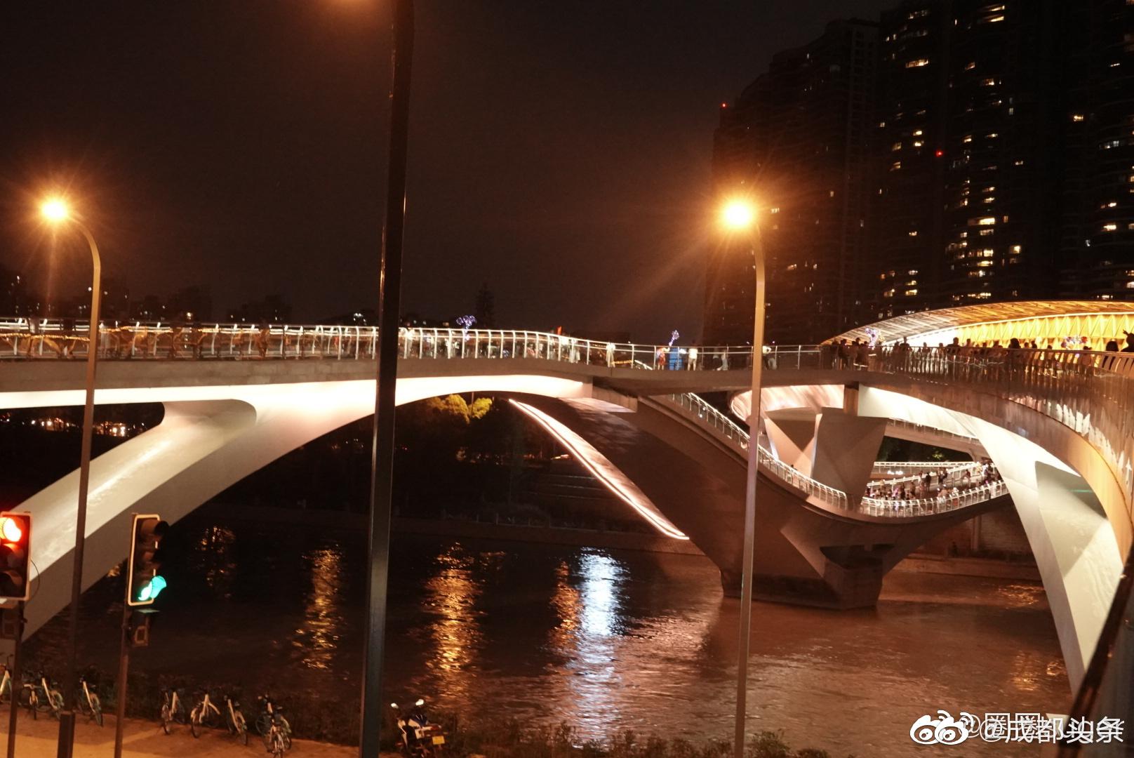 前段时间成都最火的网红大桥,成为不少成都人的打卡地