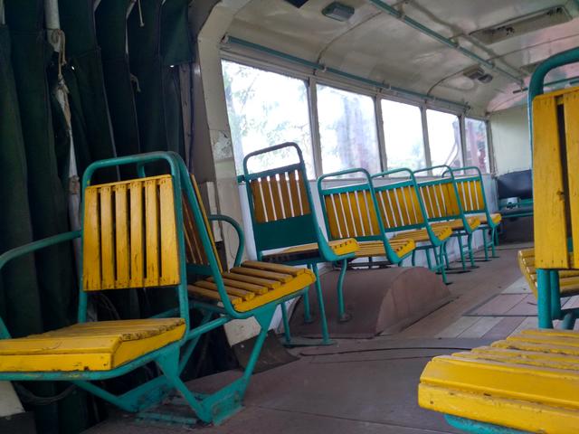 博物馆旁放着一辆古老的公交车,它搭载着许多广州人的记忆