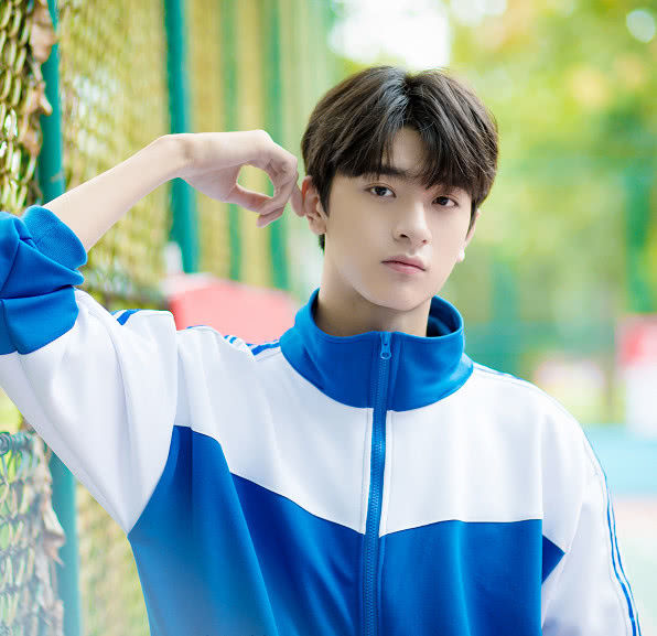 都说"校服"考验颜值:躲开鹿晗,避开林一,竟被朱一龙沦陷了