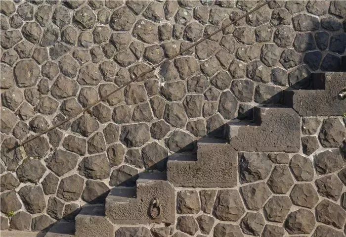 这些墙面都是用一块块石头垒砌起来的,最"粗糙"的表面却是最精致的