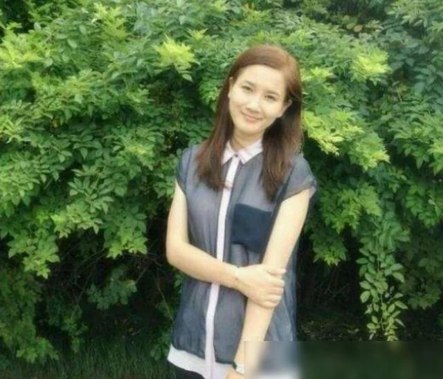 42岁潘雨辰近照被二婚大11岁侯勇抛弃后独自抚养女儿至今单身