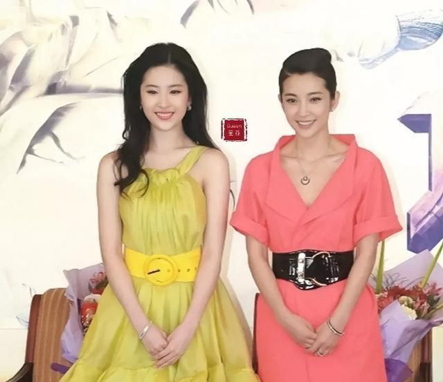 刘亦菲和李冰冰早年罕见同框照两人都是颜值巅峰