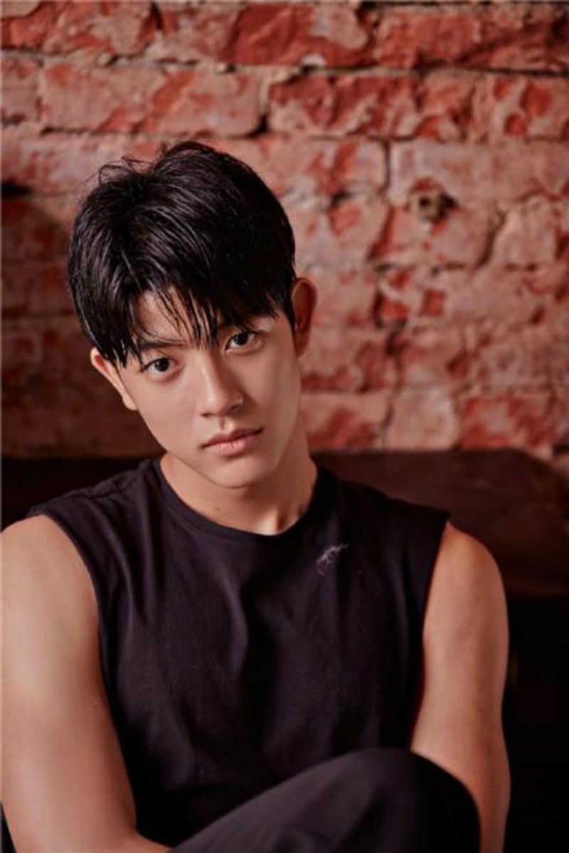 通往幸福的门的朴所罗门饰演梦想成为军人,较其他人晚一些开始学习的