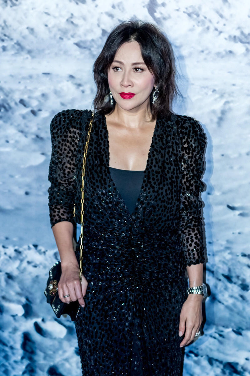 刘嘉玲越老越有韵味,一袭黑色连衣裙凹造型性感大气,优雅高贵