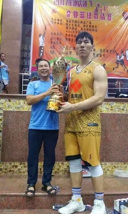 铁牛凭啥非要进cba赚钱能力强不服大老黑女友很惊艳