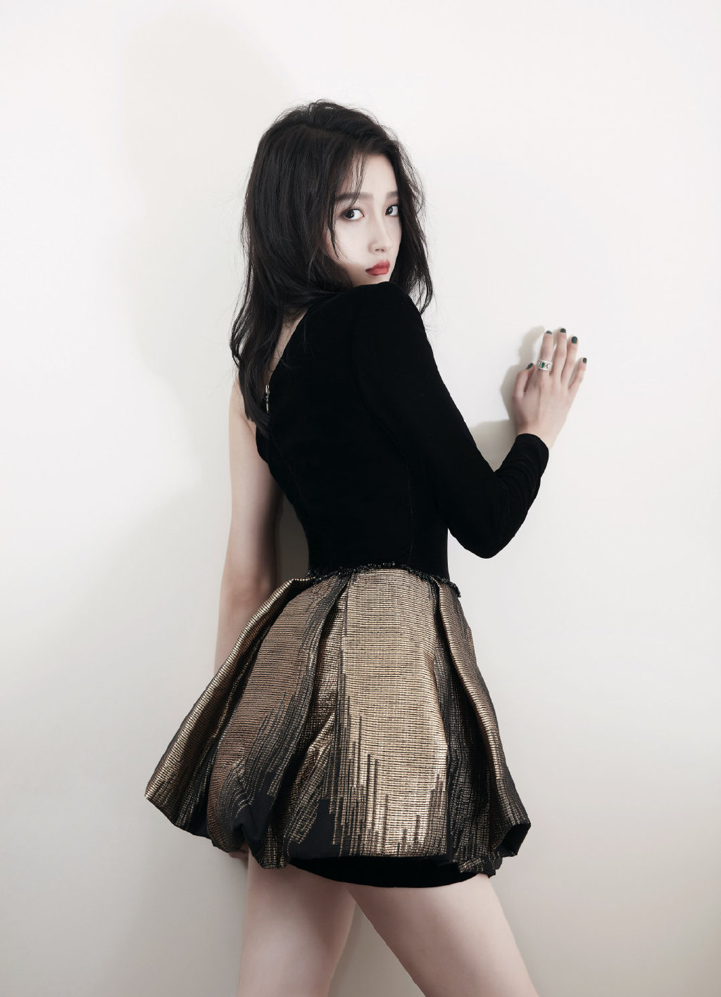 关晓彤拥有好身材就是任性,穿印花t恤搭配牛仔裤,穿出了高级感