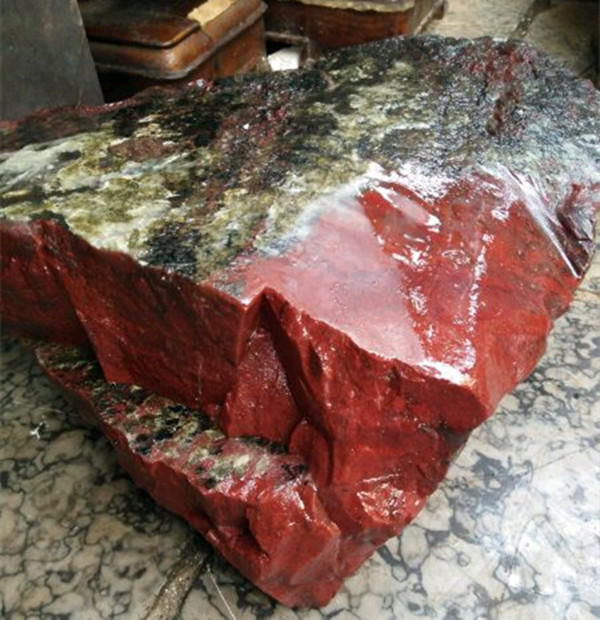 农村大叔山上挖出一红石头,带回家后,笑的合不拢嘴