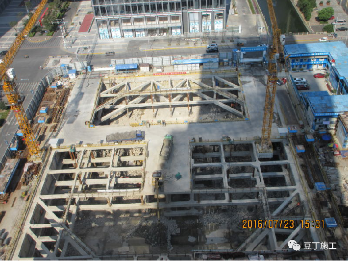 栈桥上抓土机作业半径拉设警戒线车辆冲洗二,员作业安全措施1,基坑上