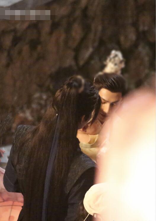 皓衣行陈飞宇罗云熙带娃路透3人一起逛夜市很有爱