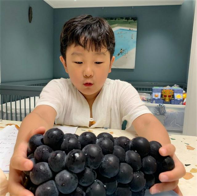 搞笑艺人李辉才儿子李书俊近况,蜡笔小新吃葡萄太可