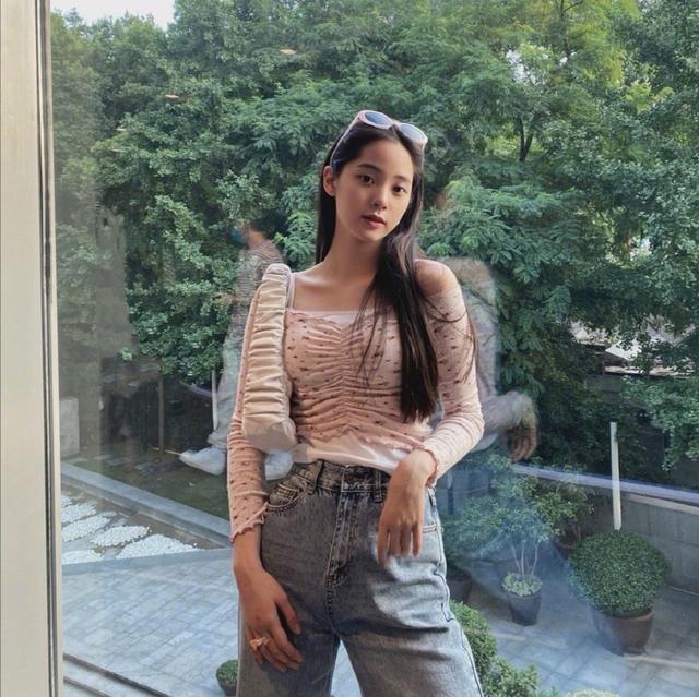 果然是少女们的穿搭模板,欧阳娜娜小吊带配褶皱碎花衣,甜美性感