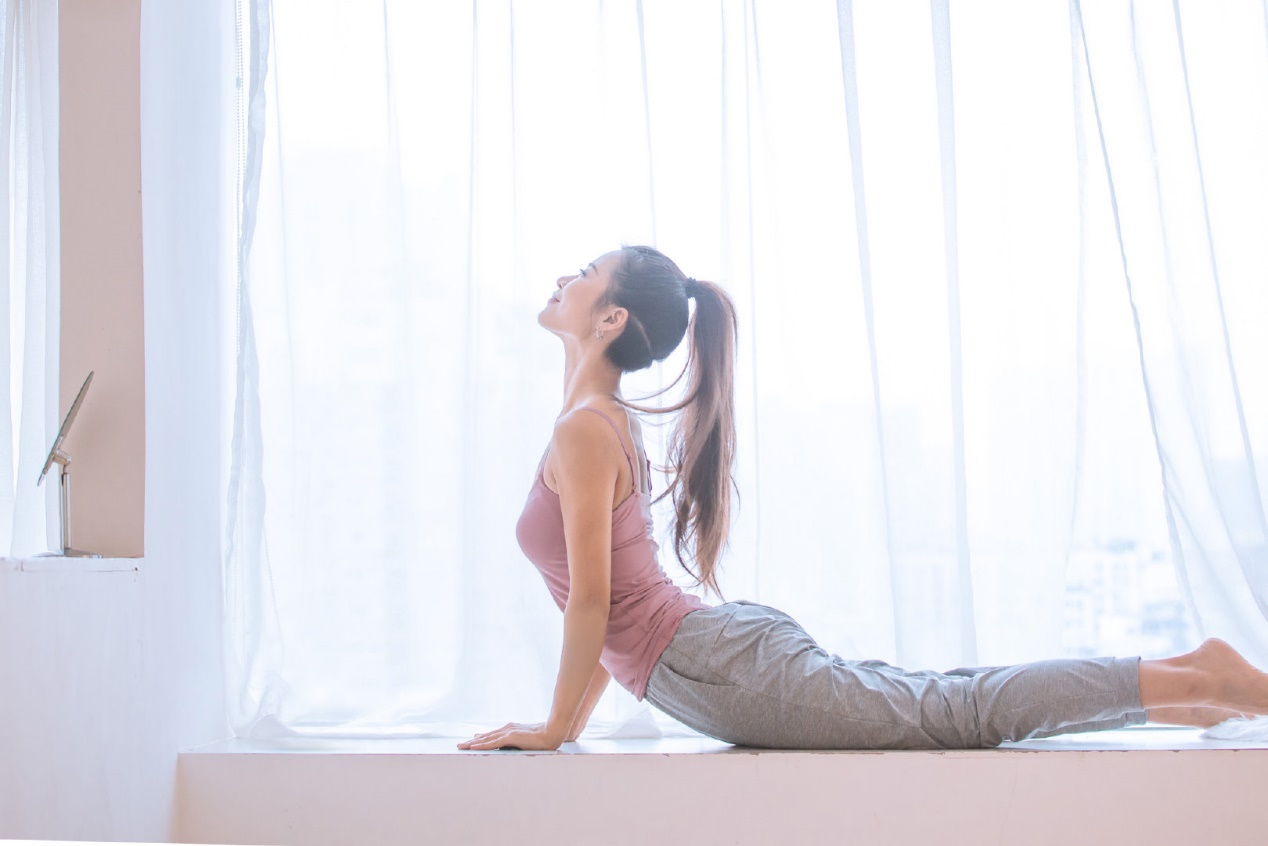 四川运动达人俞乃西练瑜伽更显优雅气质网友我也想跟着练