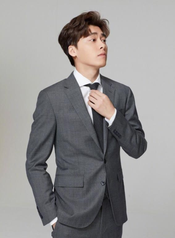 第一代流量成功转型李易峰西装造型稳重正式hold住寸头发型