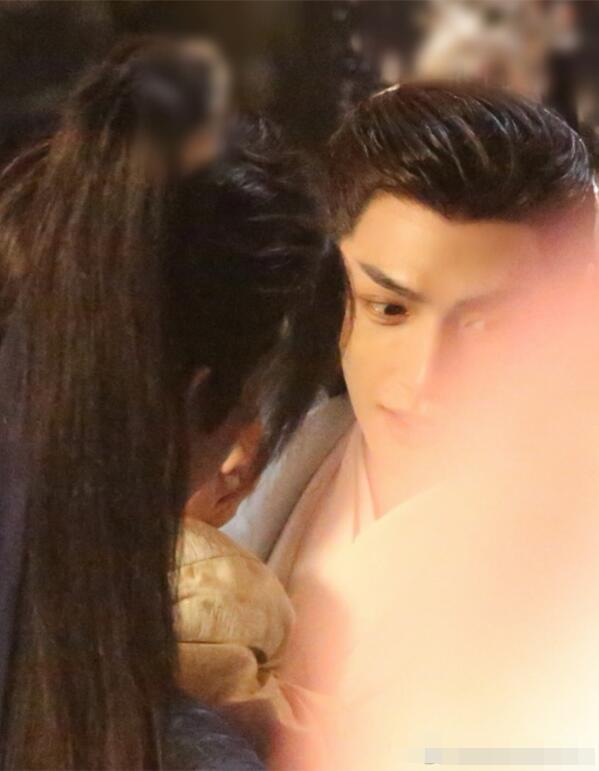 皓衣行陈飞宇罗云熙带娃路透3人一起逛夜市很有爱