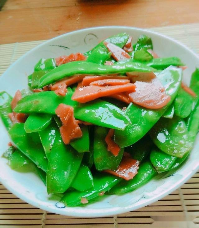 火腿炒豌豆荚是一道中国民间传统家庭美食,由火腿豌豆荚烹饪而成.