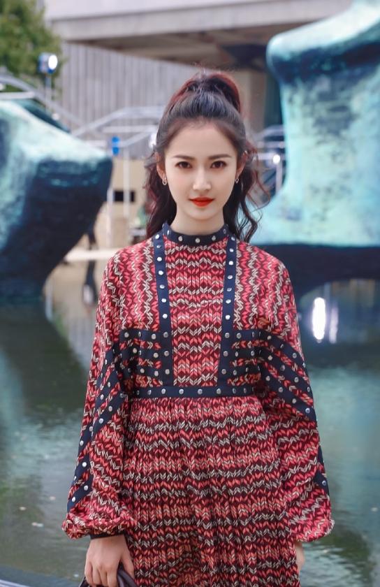 陈钰琪整个人都洋气了不少穿红色印花连衣裙扎高马尾气质出众