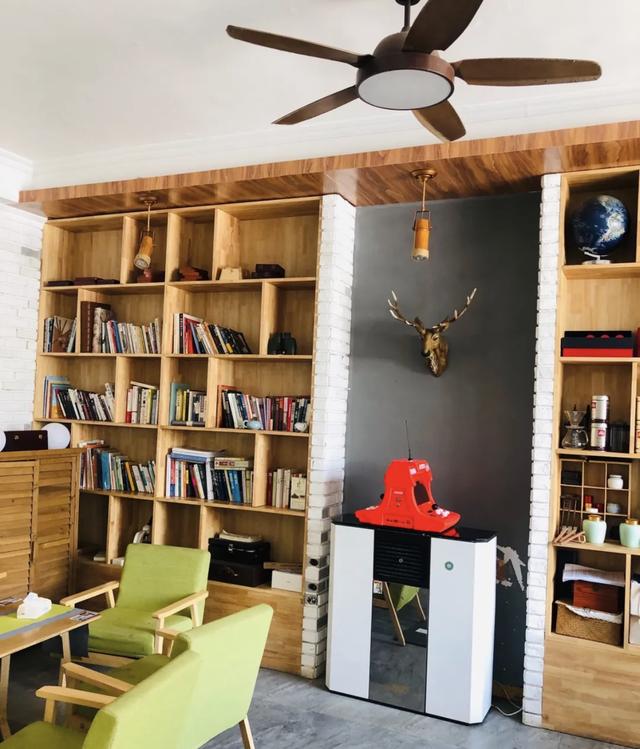 院子很大,前半部分是会客厅和餐厅,还包括休闲书吧和桌球室等,娱乐