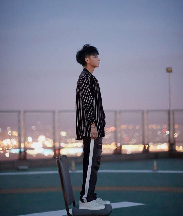 黄子韬的黑色运动装搭配,仿佛在说我就是帅气酷boy
