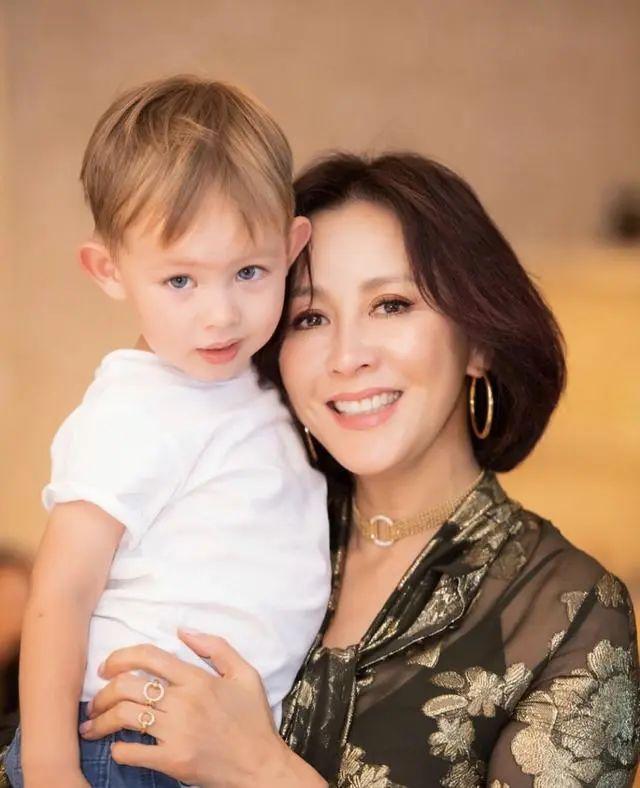 54岁刘嘉玲抱闺蜜儿子母爱爆棚,还是喜欢孩子的