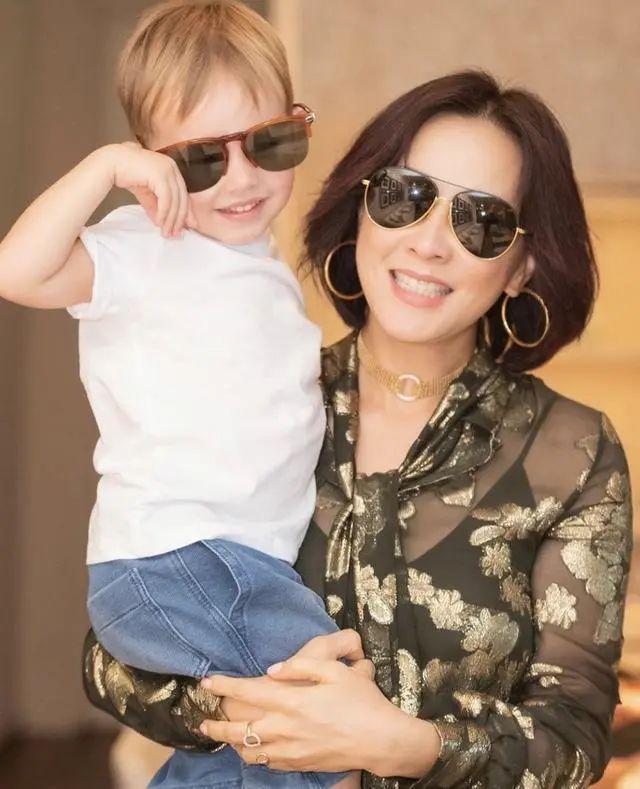 54岁刘嘉玲抱闺蜜儿子母爱爆棚,还是喜欢孩子的