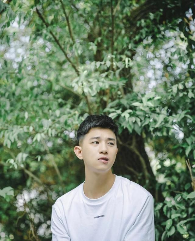 组图帅气白净的00后小奶狗阳光下流着汗楚楚可人的男孩