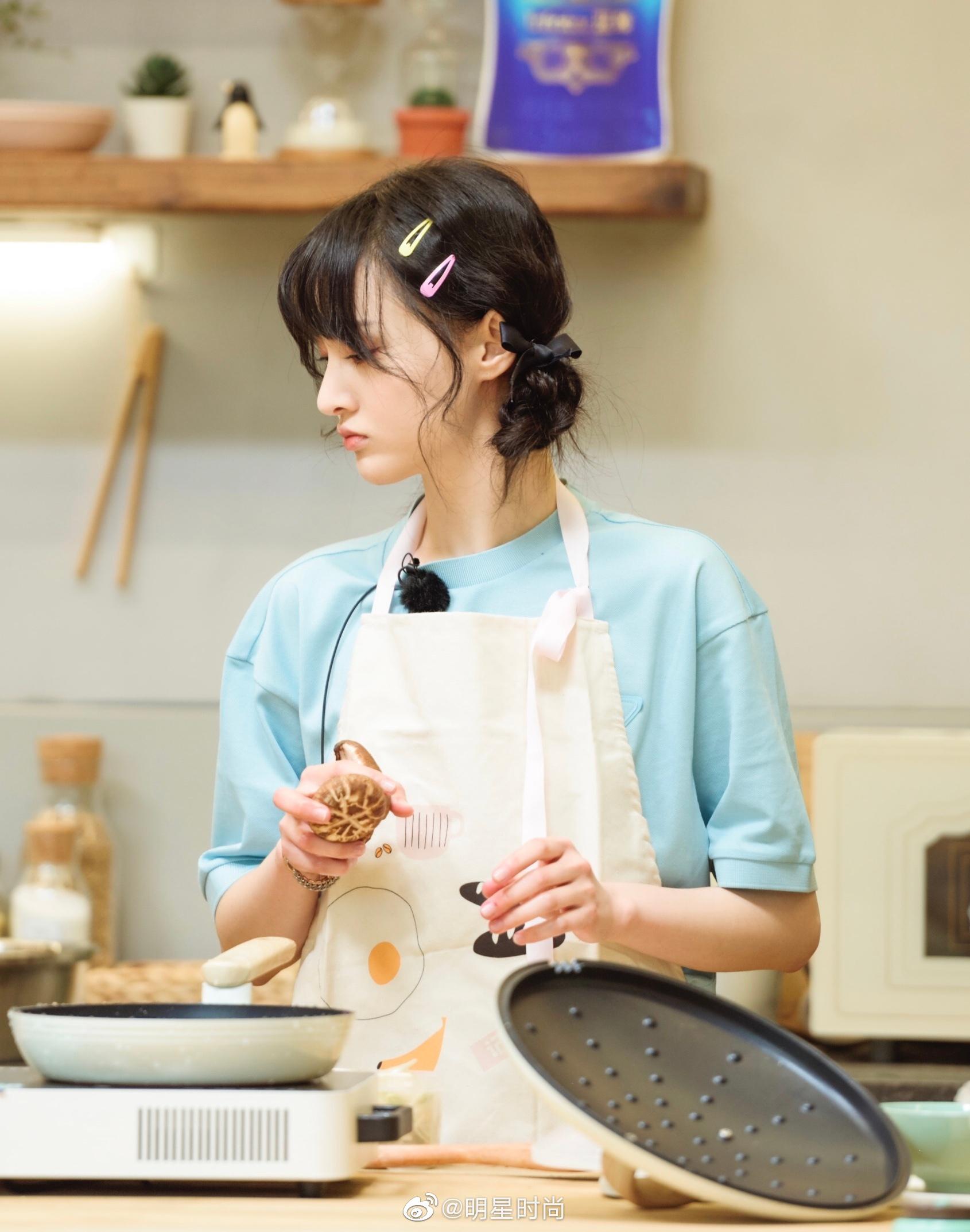 郑爽最新造型,温柔的蝴蝶结双麻花辫,隐藏在乌发间的彩虹发卡