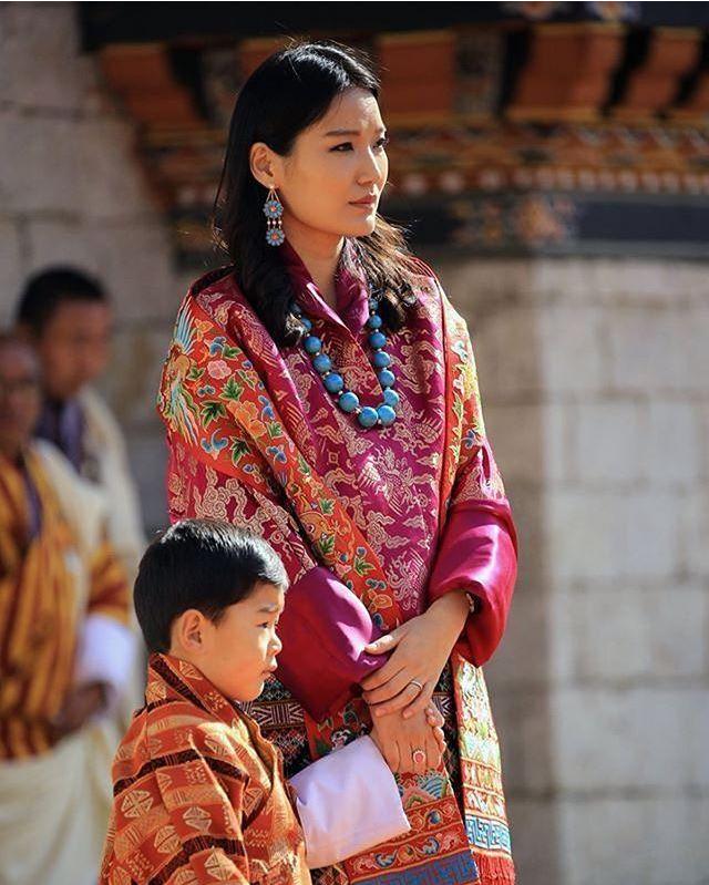 不丹国王晒新全家福30岁佩玛王后一身传统服饰不戴皇冠也高贵