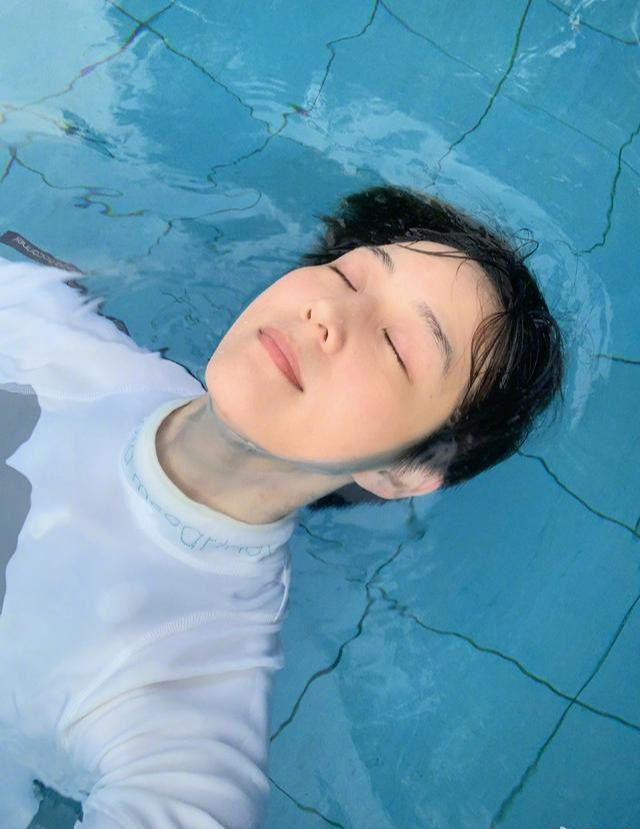 张钧甯携妈妈爬山游泳健身,她罕见剪短发,66岁作家妈妈像40岁