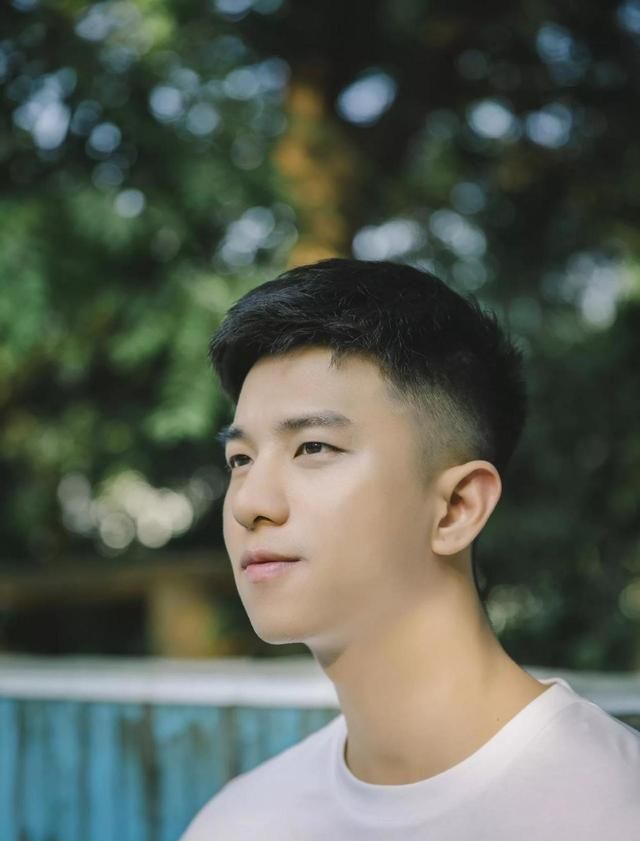 白,酷酷的样子,在炎热的夏天,阳光下流着汗的男孩子,是不是更有男人味