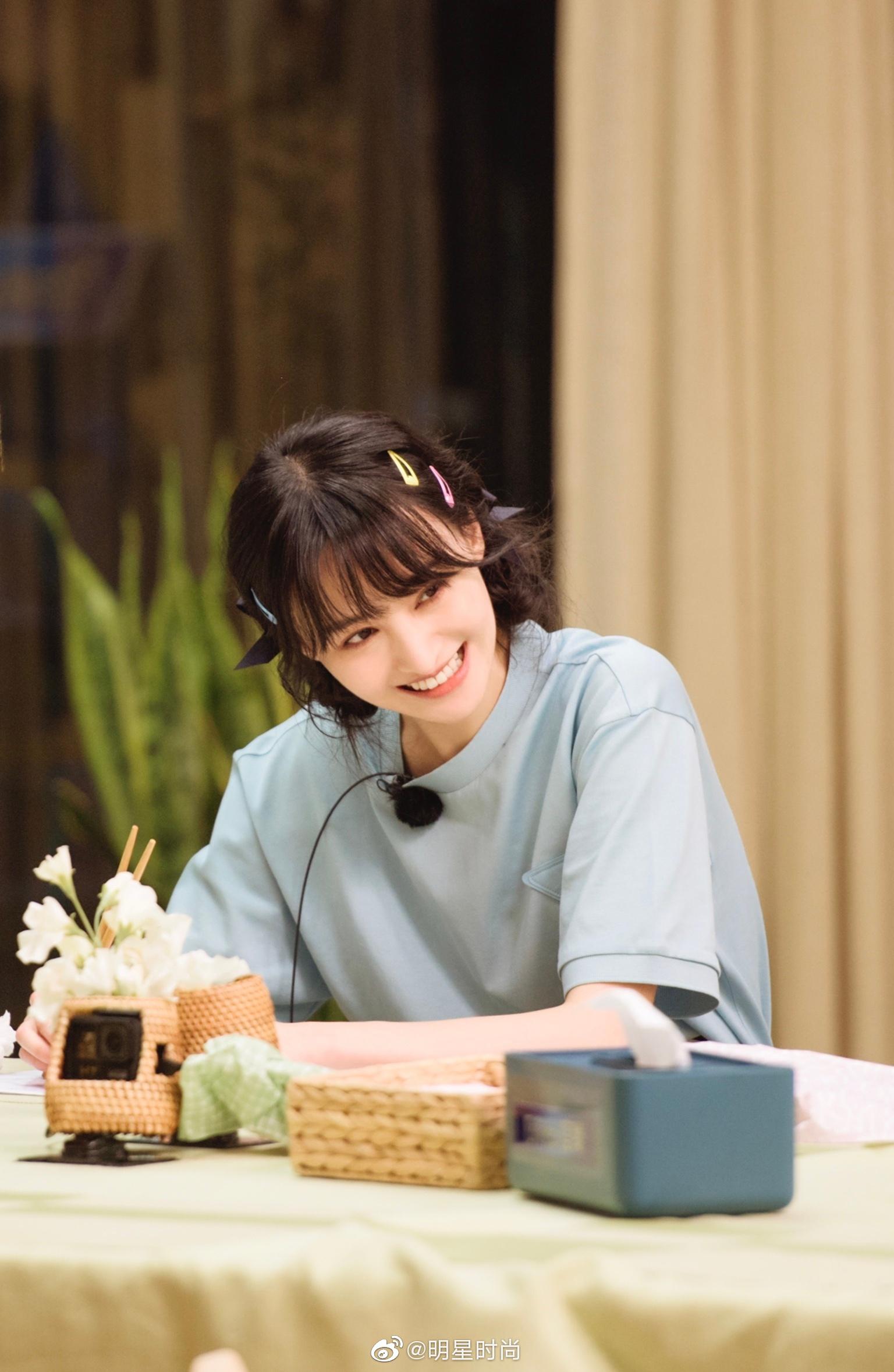 郑爽最新造型,温柔的蝴蝶结双麻花辫,隐藏在乌发间的彩虹发卡