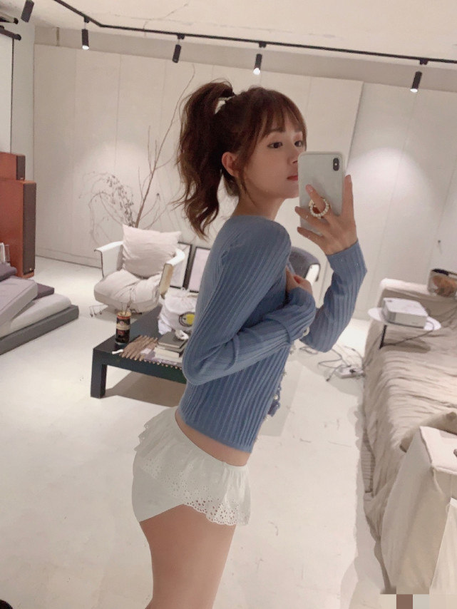 张子萱罕晒泳衣造型身材超火辣生二胎不到半年恢复蚂蚁腰