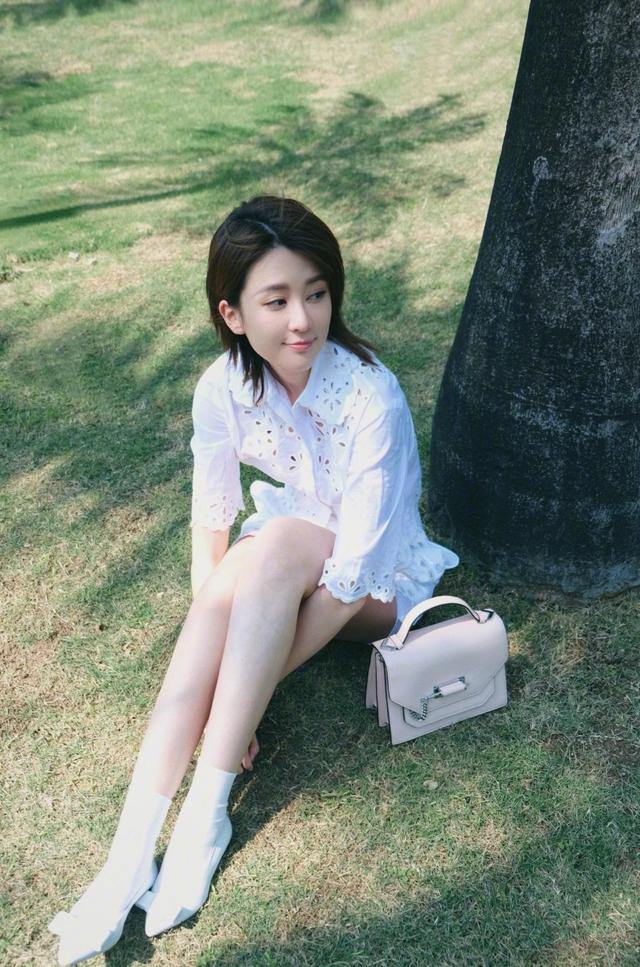 乔欣太会挑衣服露脐装配短裙时尚又甜美冷白皮让人羡慕