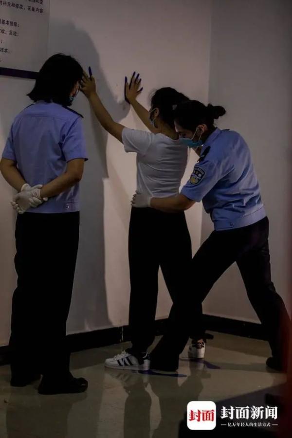 缉毒女警卧底经历:当"大哥的女人",毒贩照着脸打忍痛也要抓捕