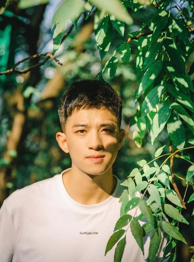 组图帅气白净的00后小奶狗阳光下流着汗楚楚可人的男孩
