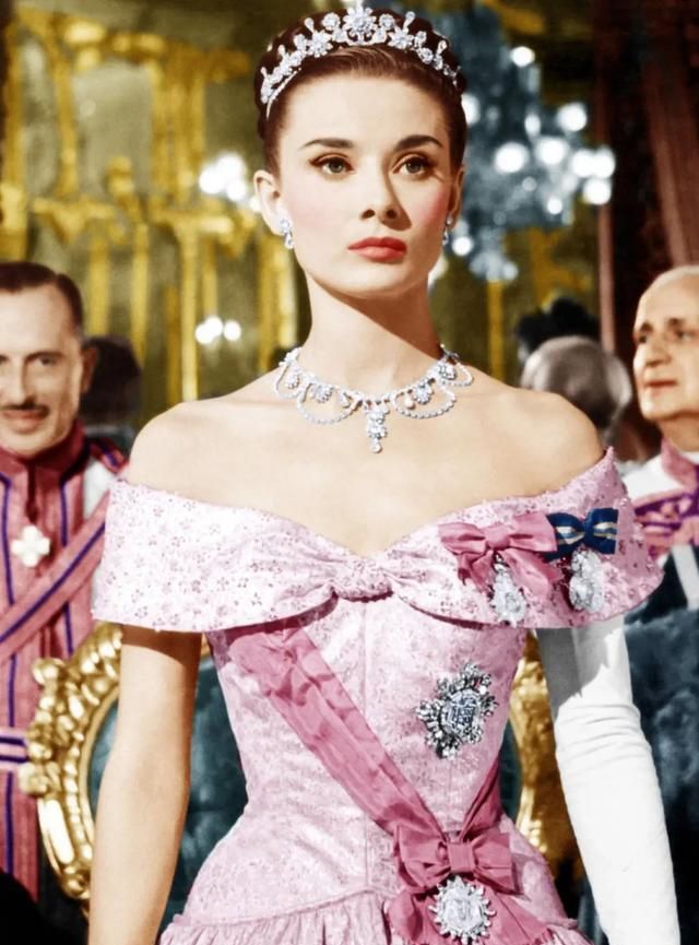 奥黛丽·赫本经典短发气质迷人,"狗啃刘海"的创始人竟然是她!