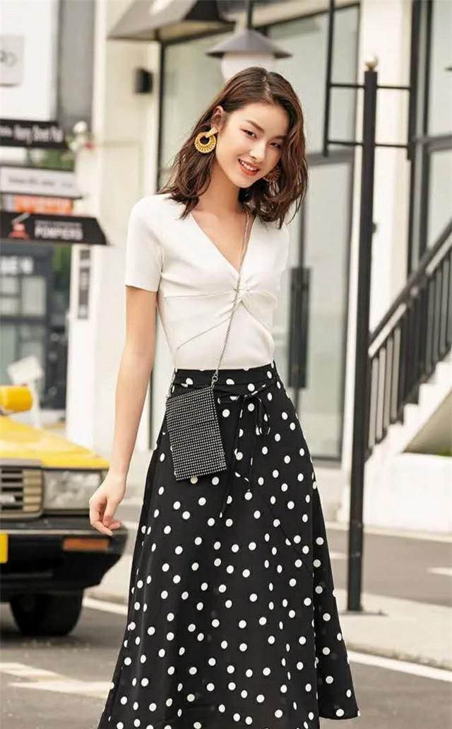 夏天"波点裙"怎么穿才不土?教你几种搭配风格