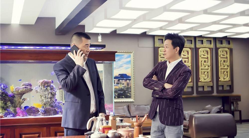 化身爱情大师与 进行热烈探讨,恋爱中的人儿啊