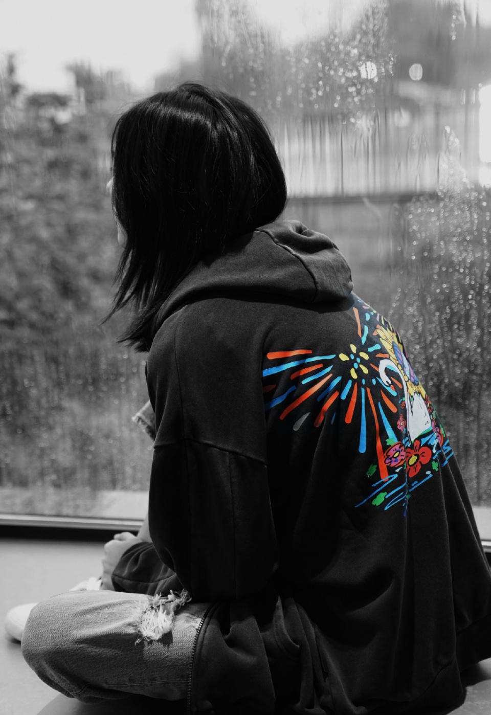 刘雯晒私服照,穿连帽衫外套配低领内搭,小秀锁骨尽显超模范