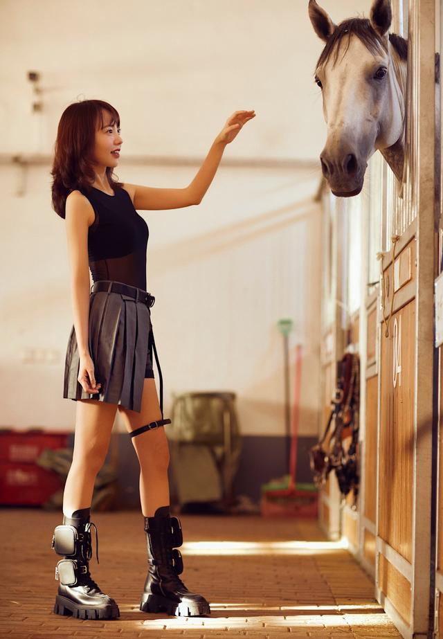 孙耀琦脚踩厚底马靴,展示出飒爽英姿,秀出的半截美腿,更是长长细细,秀