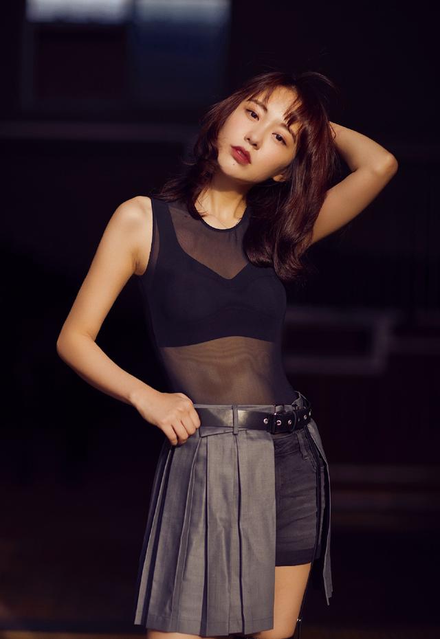 曾演潘金莲收获无数好评,穿印花裙海边度假,腰臀线条好迷人|孙耀琦|潘