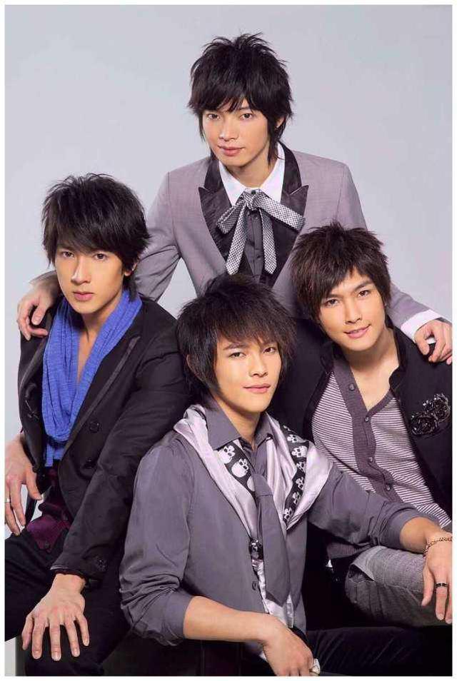 所以说飞轮海其实是偶像剧演员出道的歌手组合,所以他们在当时年轻人