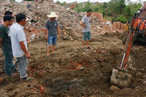 农村男子挖出大量古钱币，专家的一番话却吓得他面如土色!休闲区蓝鸢梦想 - Www.slyday.coM