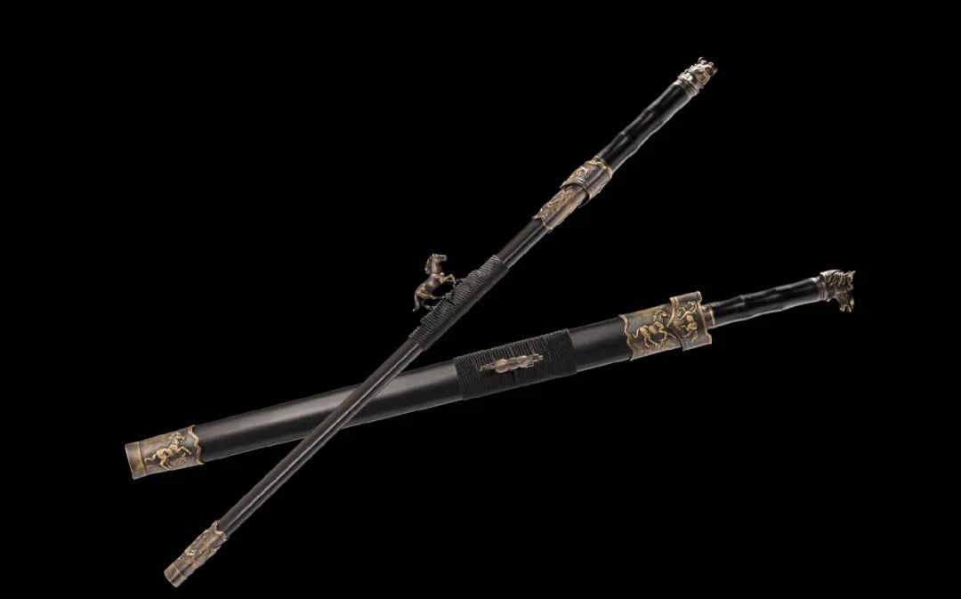 在千度高温的熔炉前为冷兵器续命他的宝剑能吹毛断发