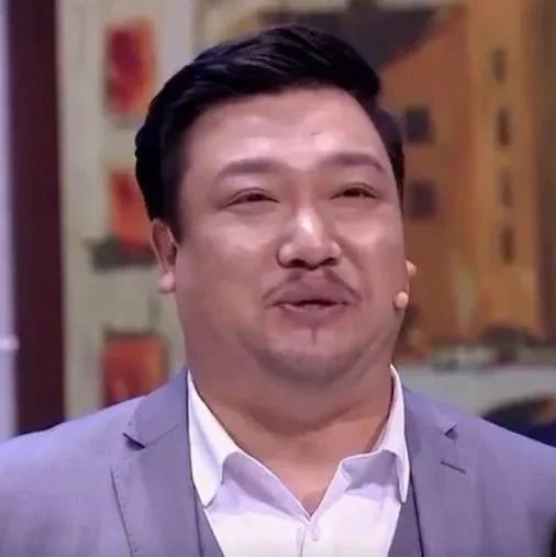 贾冰小品:团长要讲话,贾冰一马当先抢前面,转身懵圈了!