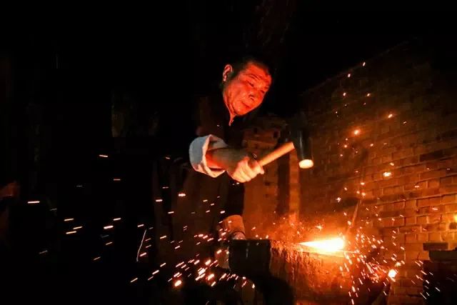 的刀和剑能吹毛断发,削铁如泥,传承和发扬了中国千年的铸刀和铸剑文化