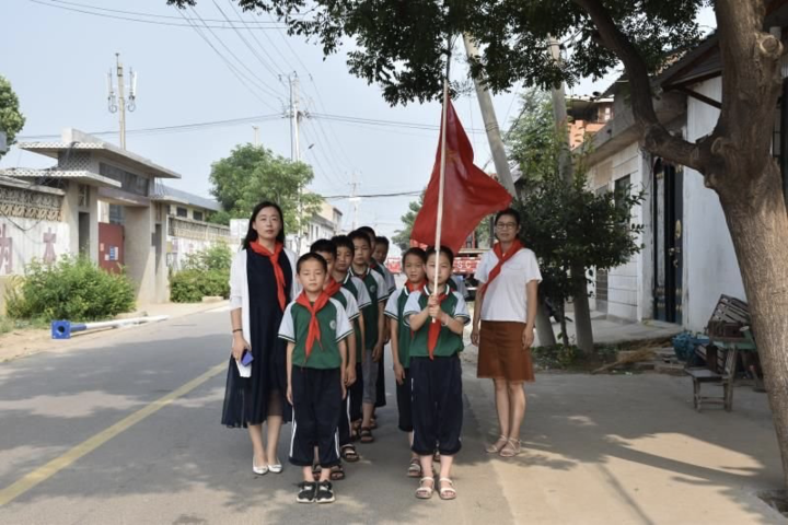 手拉手，心连心！平邑县仲村镇中心校少先队开展党建活动