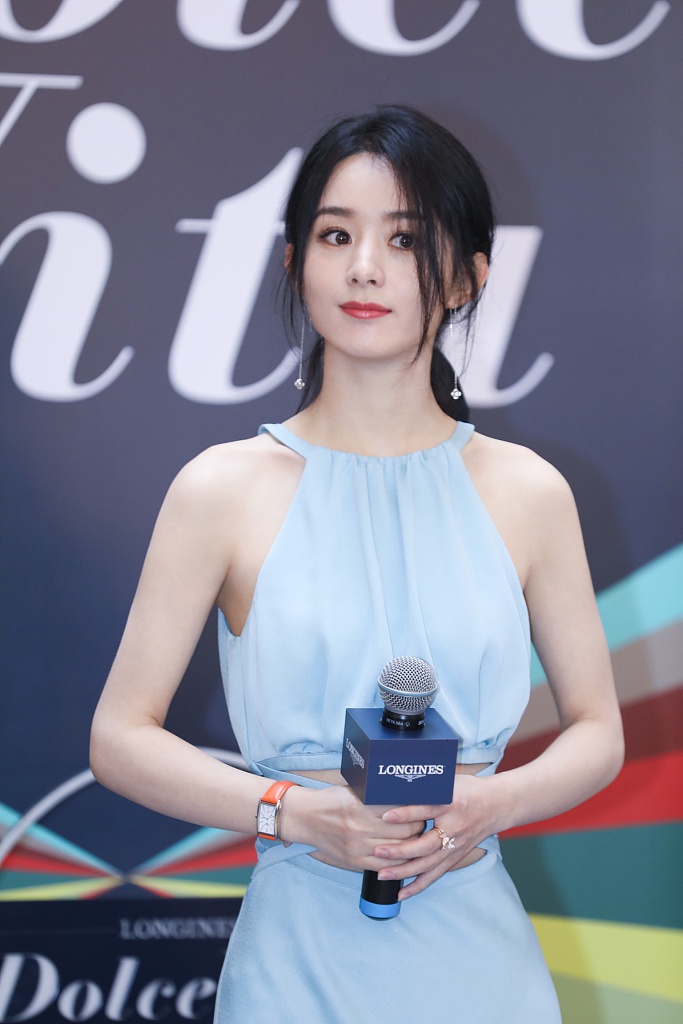 赵丽颖买菜拿笔记账,黄晓明抢走她手里的布袋,两人画面太欢乐