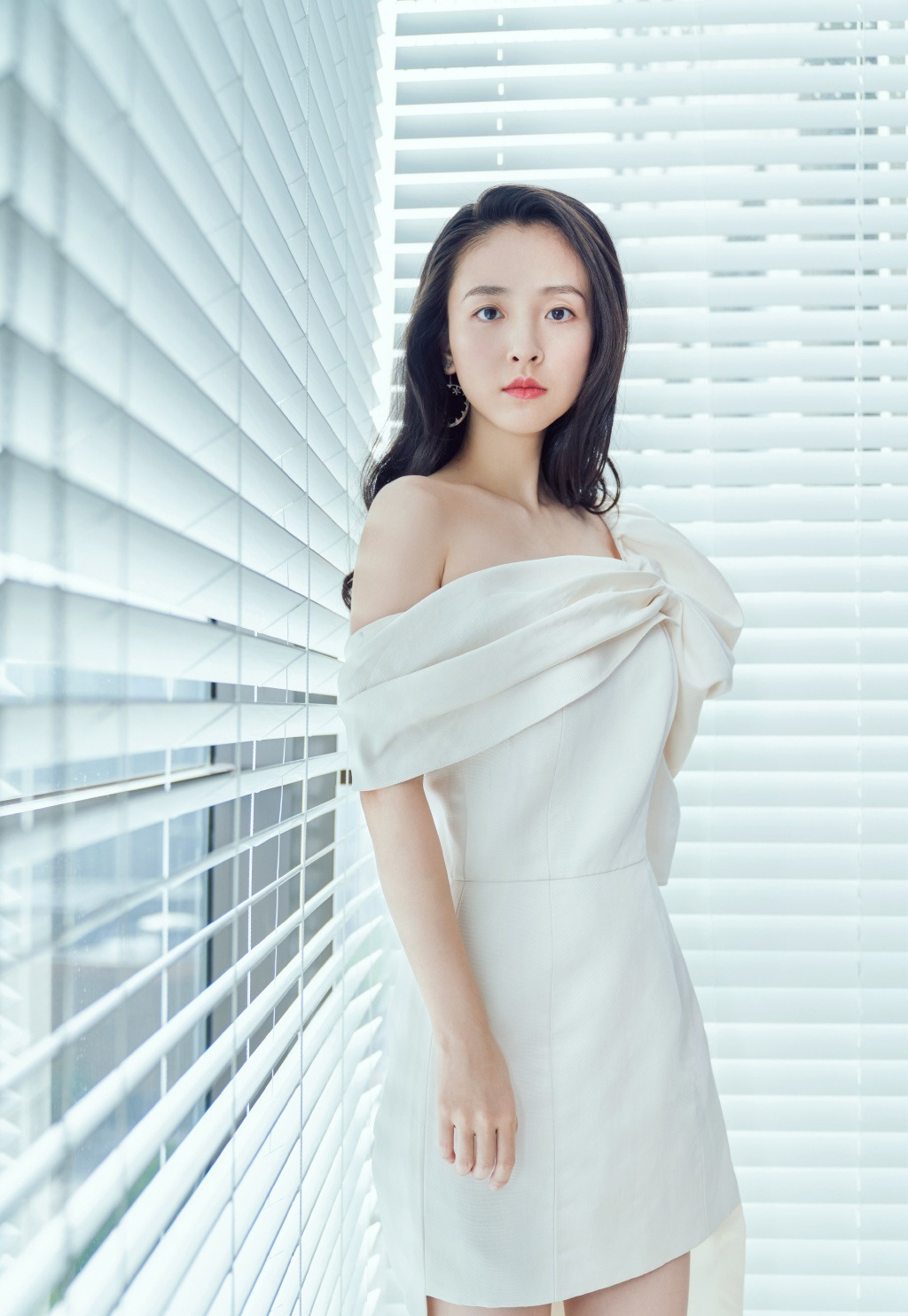 吴倩很高调,黄色长裙"剪"一排小洞洞,配双麻花辫娇俏又性感