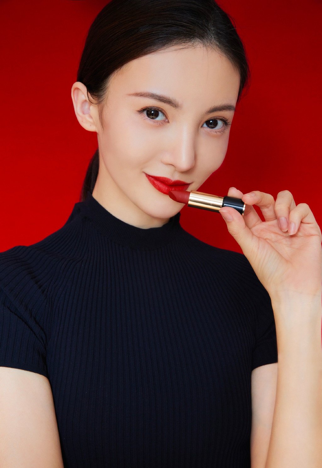 金晨果然是变高调了,穿紧身露脐装涂大红唇,霸气得像个女强人