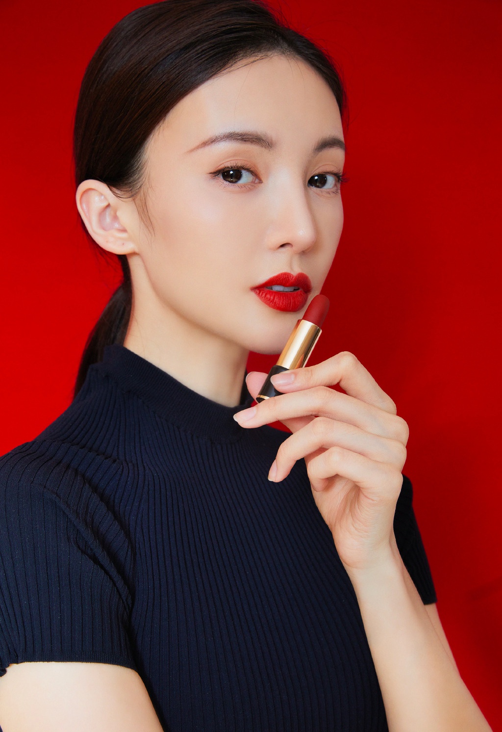 金晨果然是变高调了,穿紧身露脐装涂大红唇,霸气得像个女强人